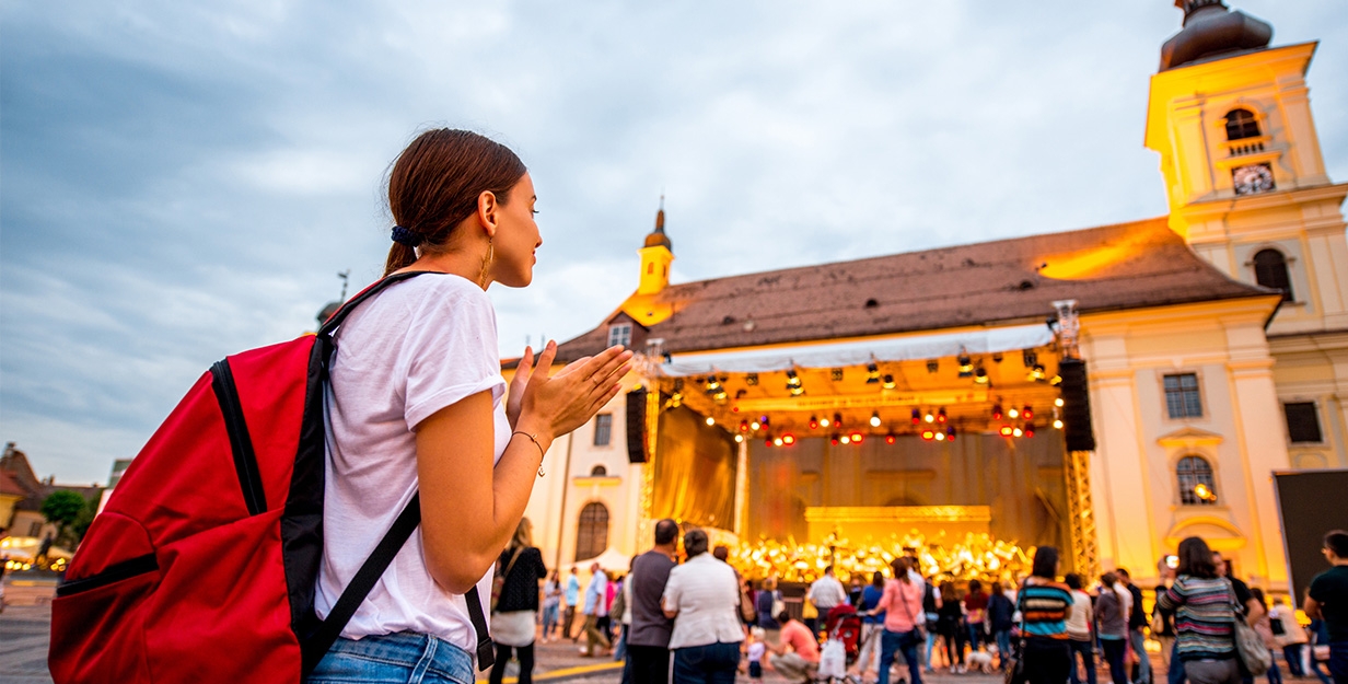 fata cu ghiozdan vizita muzeu calatorii turism  card cultura up romania